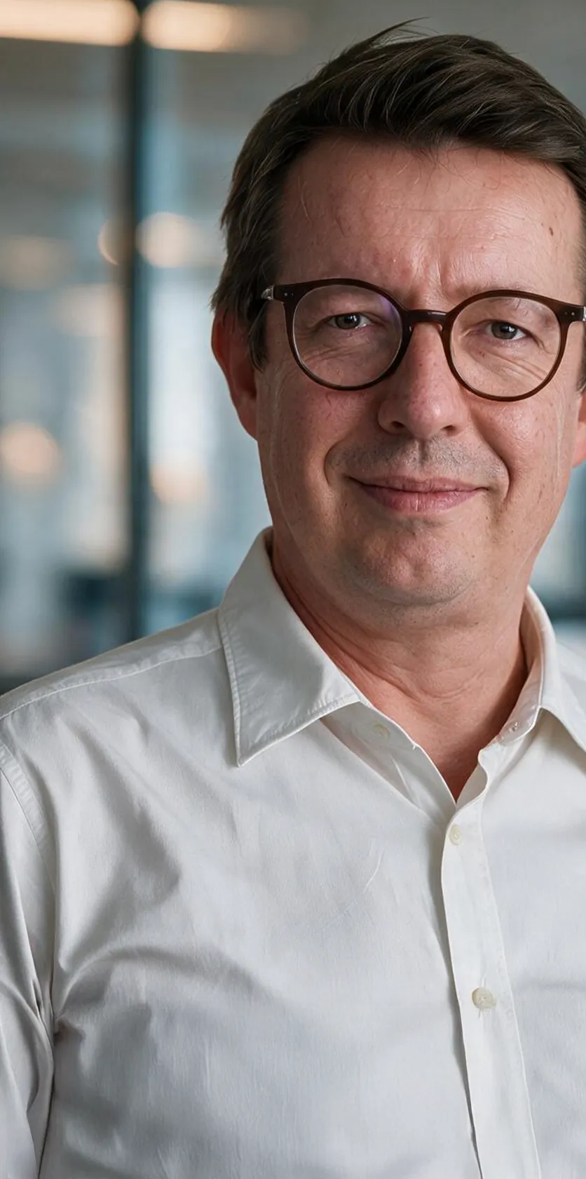 Vertical picture of partner Tom Van Dyck at Benelux location